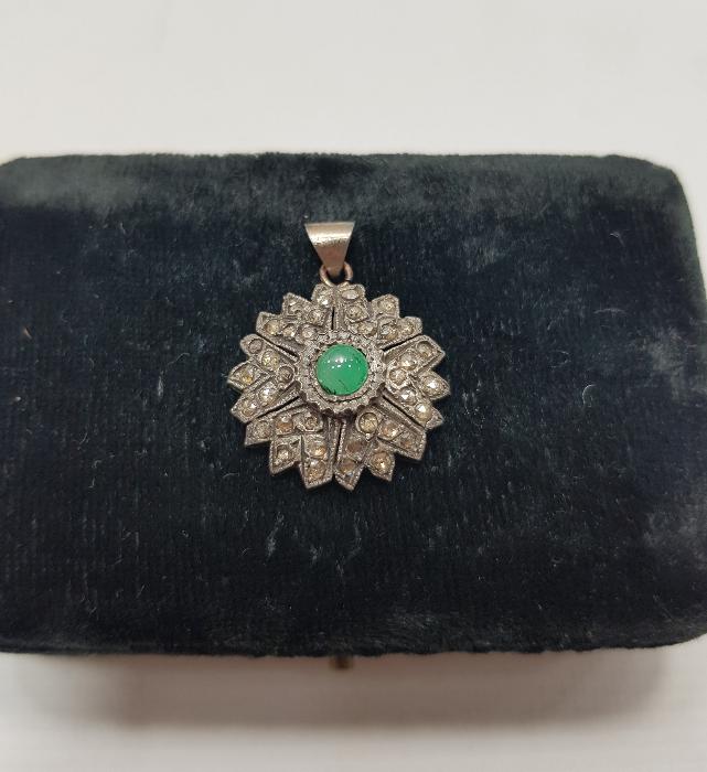 ZÜMRÜT VE ELMASLARLA SÜSLÜ ALTIN KOLYE UCU