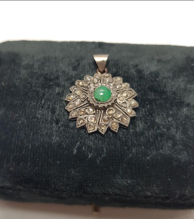 ZÜMRÜT VE ELMASLARLA SÜSLÜ ALTIN KOLYE UCU