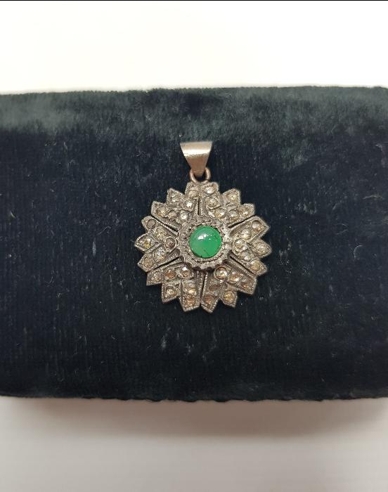 ZÜMRÜT VE ELMASLARLA SÜSLÜ ALTIN KOLYE UCU