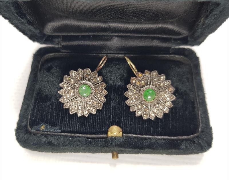 ZÜMRÜT VE ELMASLARLA SÜSLÜ ALTIN KÜPE