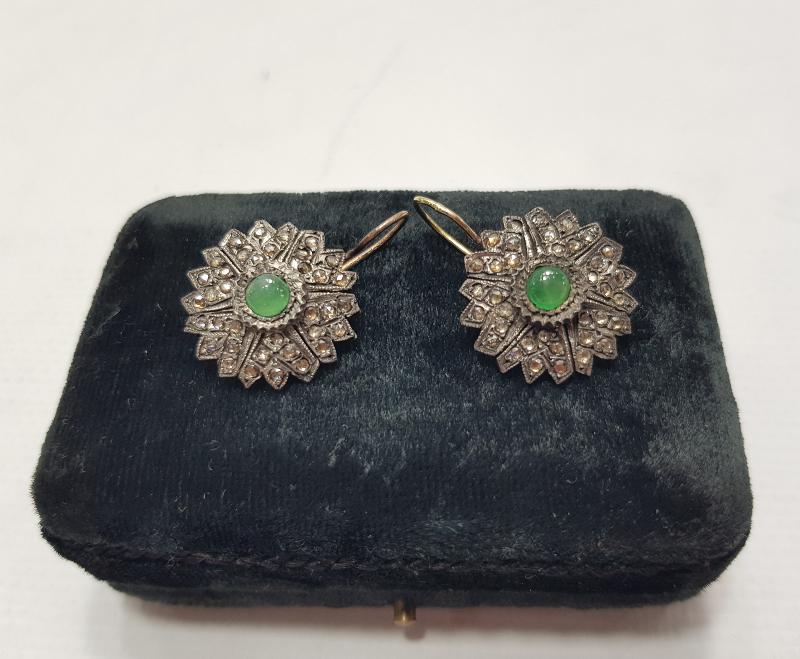 ZÜMRÜT VE ELMASLARLA SÜSLÜ ALTIN KÜPE