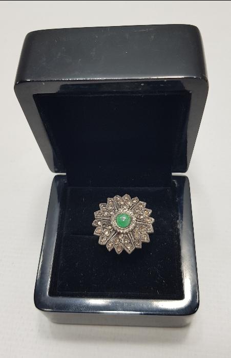 ZÜMRÜT VE PIRLANTA TAŞLARLA SÜSLÜ ALTIN YÜZÜK 