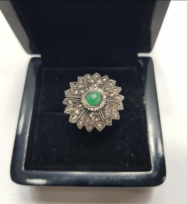 ZÜMRÜT VE PIRLANTA TAŞLARLA SÜSLÜ ALTIN YÜZÜK 