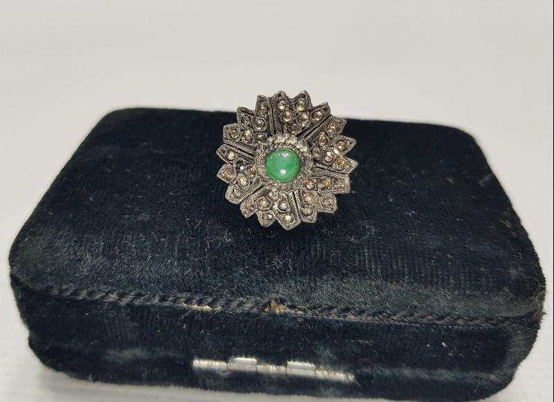 ZÜMRÜT VE PIRLANTA TAŞLARLA SÜSLÜ ALTIN YÜZÜK 