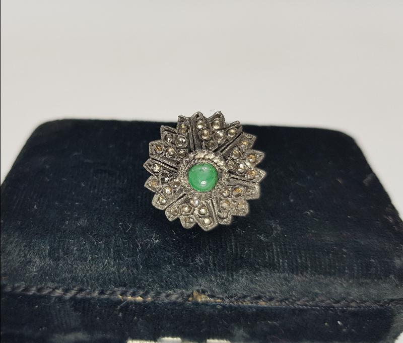 ZÜMRÜT VE PIRLANTA TAŞLARLA SÜSLÜ ALTIN YÜZÜK 