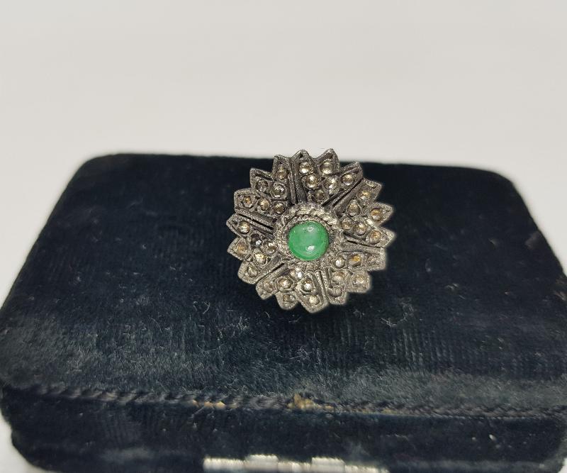 ZÜMRÜT VE PIRLANTA TAŞLARLA SÜSLÜ ALTIN YÜZÜK 