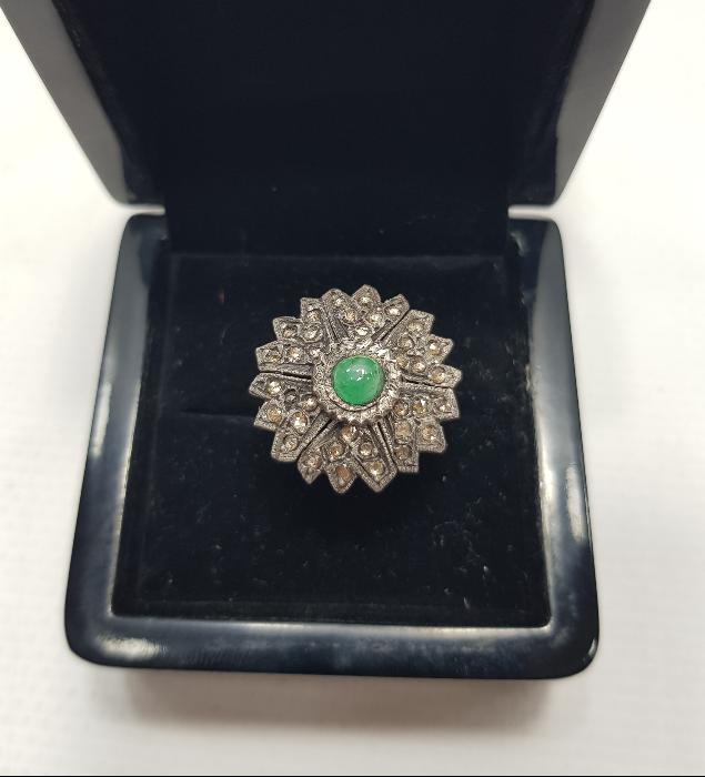 ZÜMRÜT VE PIRLANTA TAŞLARLA SÜSLÜ ALTIN YÜZÜK 