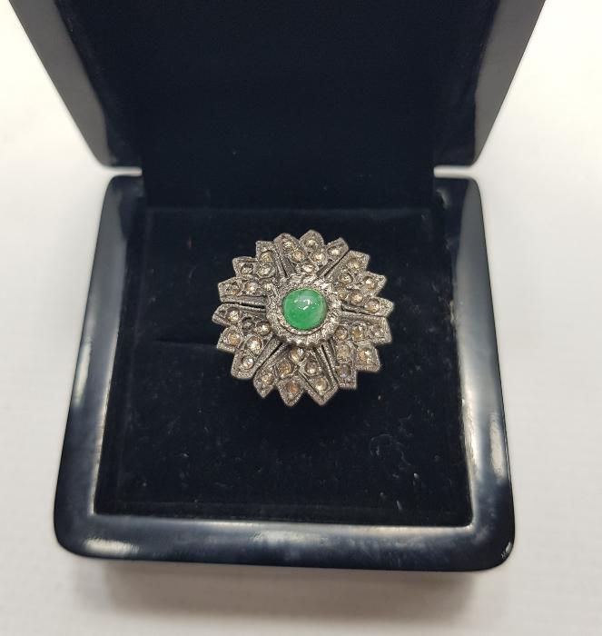 ZÜMRÜT VE PIRLANTA TAŞLARLA SÜSLÜ ALTIN YÜZÜK 