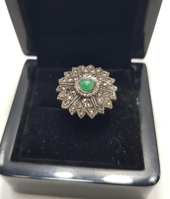 ZÜMRÜT VE PIRLANTA TAŞLARLA SÜSLÜ ALTIN YÜZÜK 