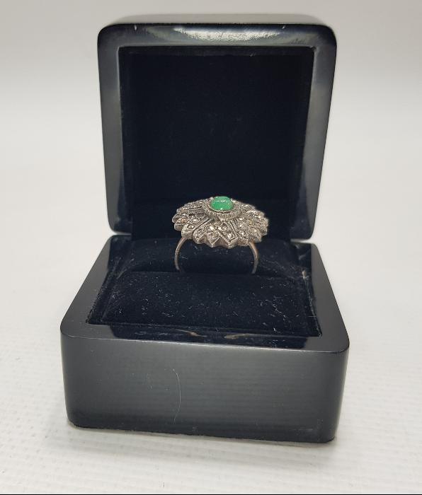 ZÜMRÜT VE PIRLANTA TAŞLARLA SÜSLÜ ALTIN YÜZÜK 