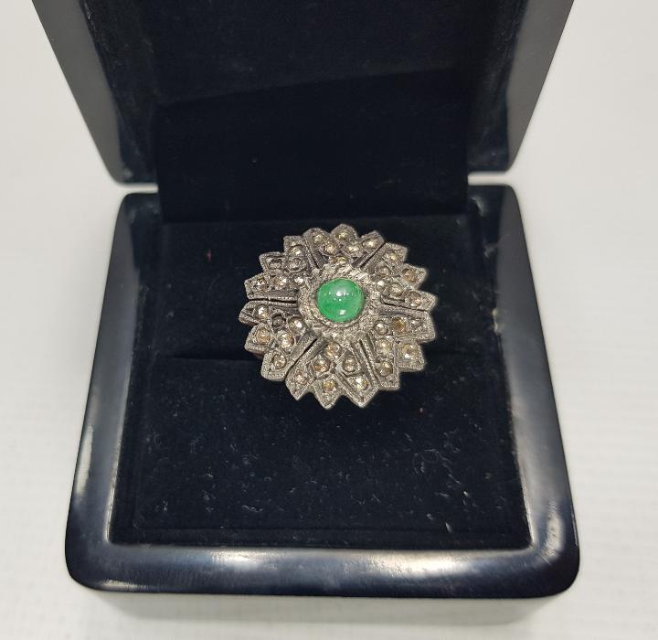 ZÜMRÜT VE PIRLANTA TAŞLARLA SÜSLÜ ALTIN YÜZÜK 