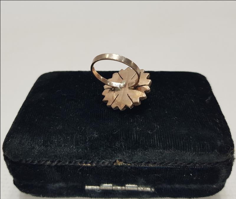 ZÜMRÜT VE PIRLANTA TAŞLARLA SÜSLÜ ALTIN YÜZÜK 