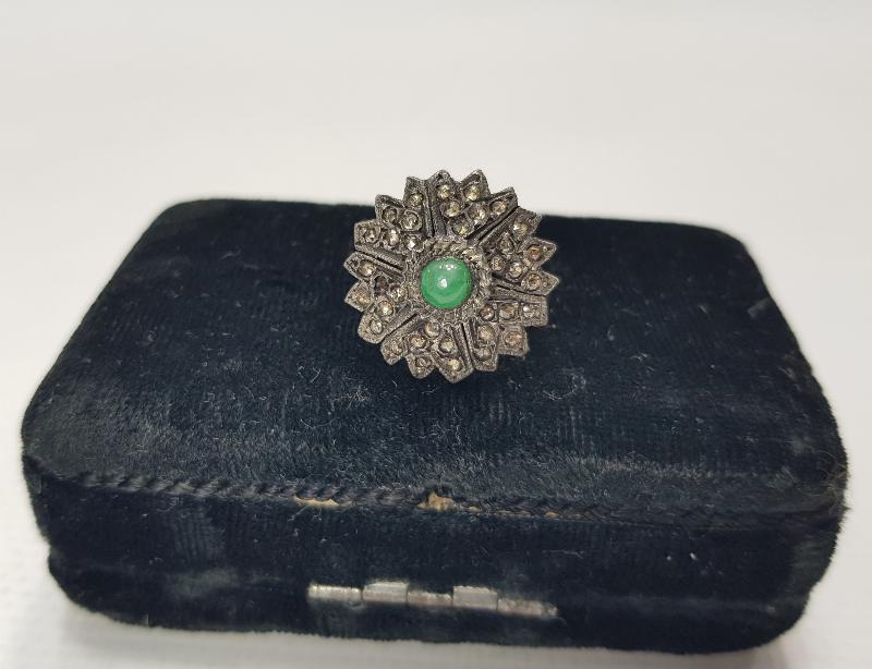 ZÜMRÜT VE PIRLANTA TAŞLARLA SÜSLÜ ALTIN YÜZÜK 