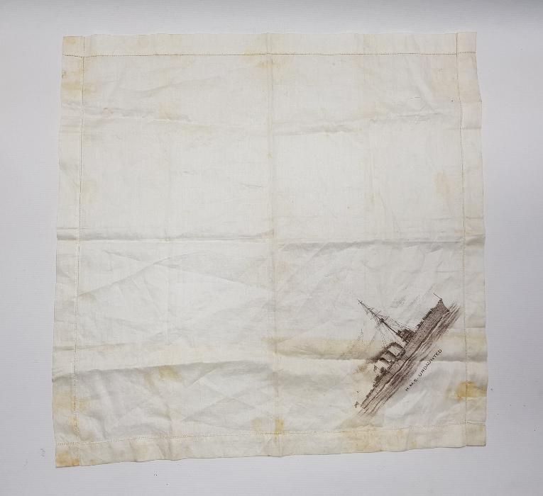 1. DÜNYA SAVAŞI İNGİLİZ ASKERİ GEMİSİ HMS UNDAUNTED TEMALI MENDİL 