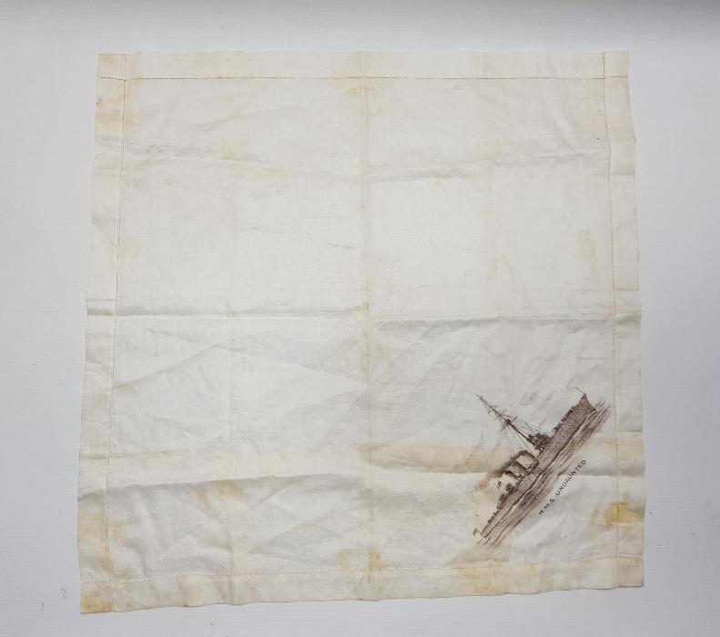 1. DÜNYA SAVAŞI İNGİLİZ ASKERİ GEMİSİ HMS UNDAUNTED TEMALI MENDİL 