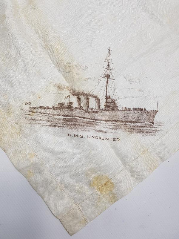 1. DÜNYA SAVAŞI İNGİLİZ ASKERİ GEMİSİ HMS UNDAUNTED TEMALI MENDİL 