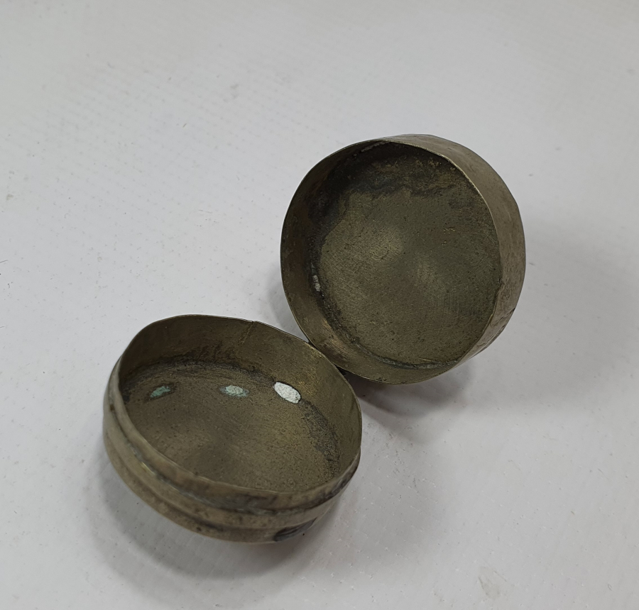 1800 BAŞLARI ÜZERİ BİTKİSEL MOTİFLERLE SÜSLÜ GÜMÜŞ KUTU