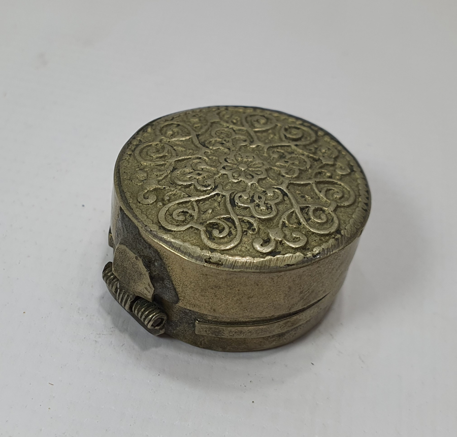 1800 BAŞLARI ÜZERİ BİTKİSEL MOTİFLERLE SÜSLÜ GÜMÜŞ KUTU