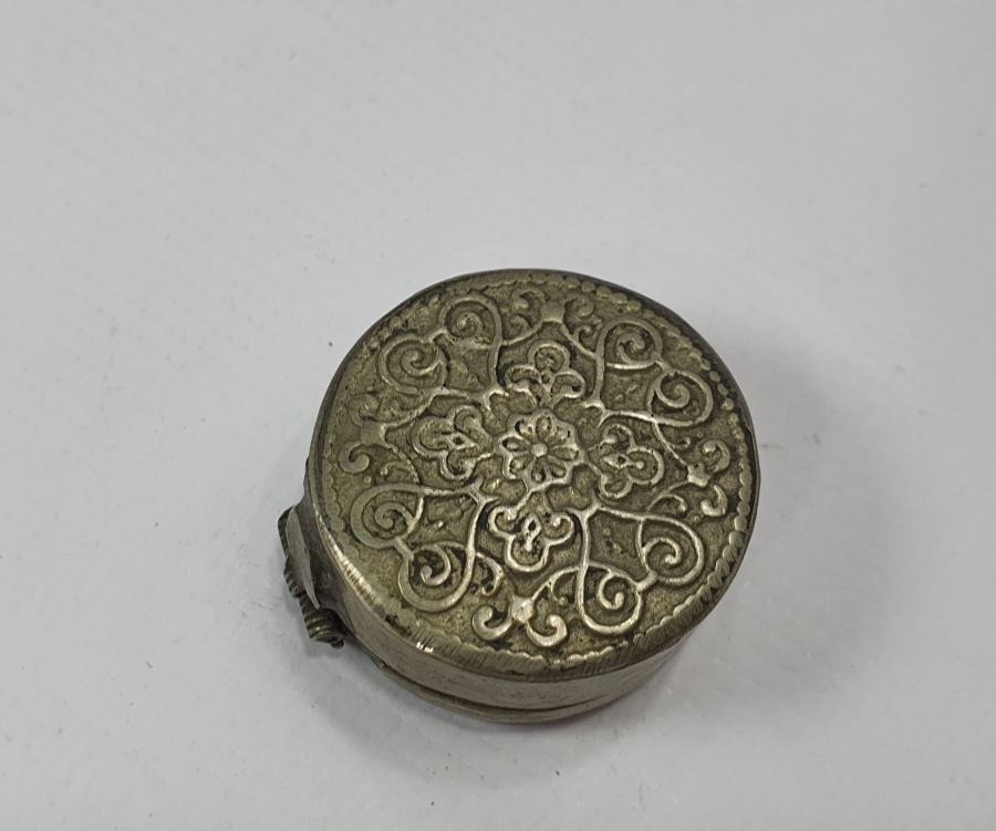 1800 BAŞLARI ÜZERİ BİTKİSEL MOTİFLERLE SÜSLÜ GÜMÜŞ KUTU