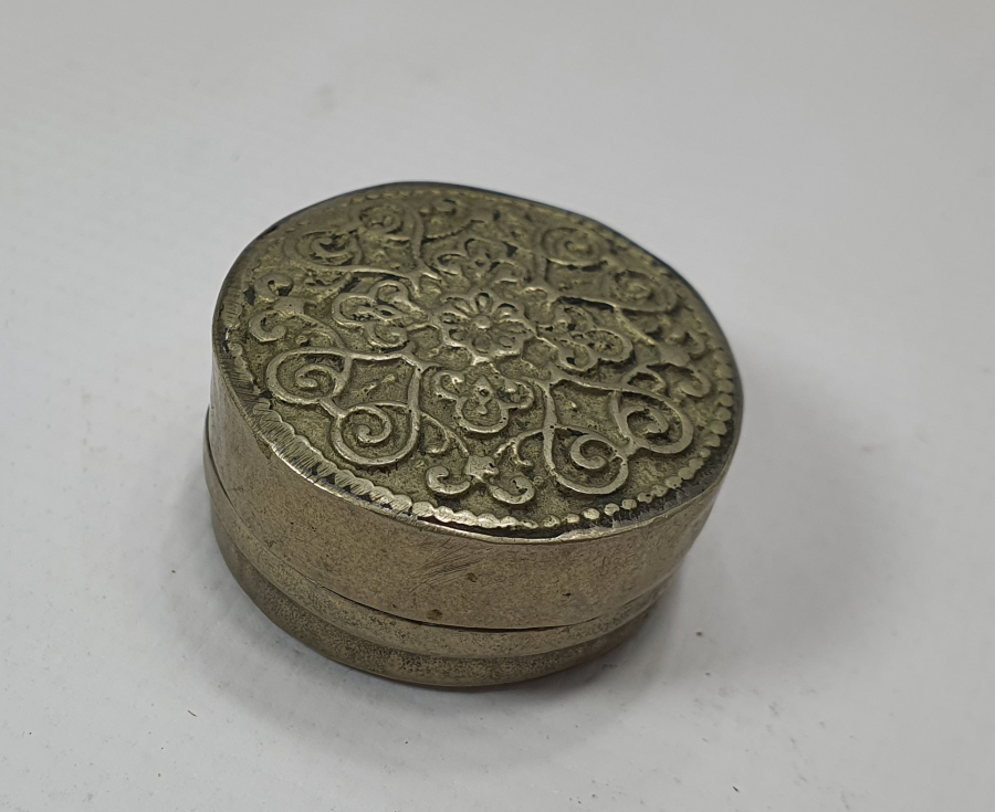 1800 BAŞLARI ÜZERİ BİTKİSEL MOTİFLERLE SÜSLÜ GÜMÜŞ KUTU