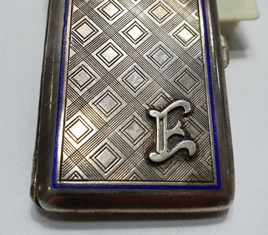 1900 BAŞLARI ÜZERİ E İNSİYALLİ GÜMÜŞ VE MİNELİ TÜTÜN TABAKASI