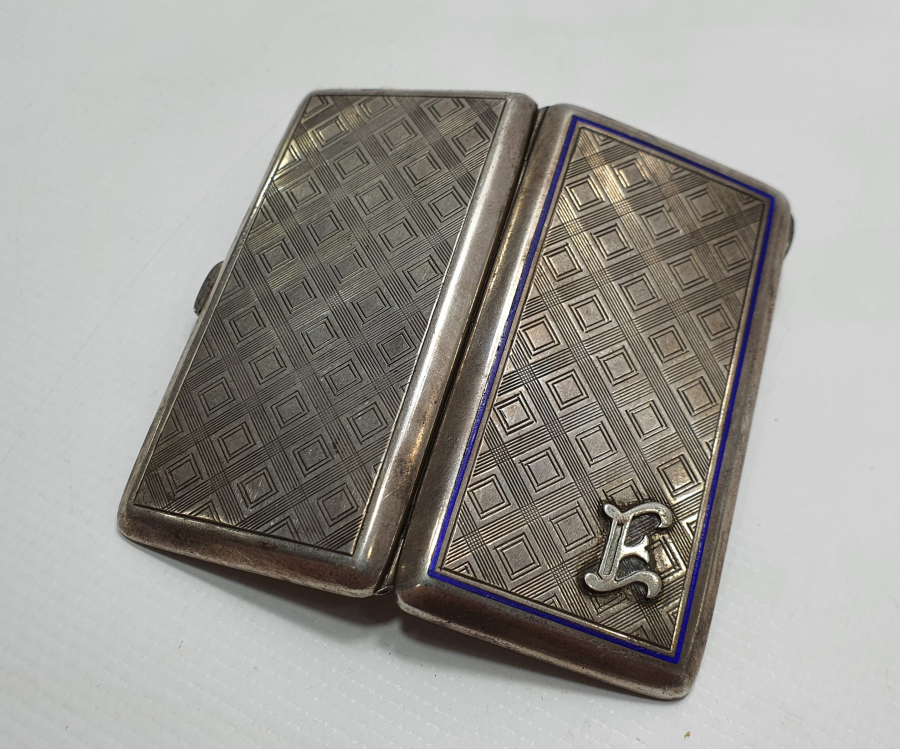 1900 BAŞLARI ÜZERİ E İNSİYALLİ GÜMÜŞ VE MİNELİ TÜTÜN TABAKASI