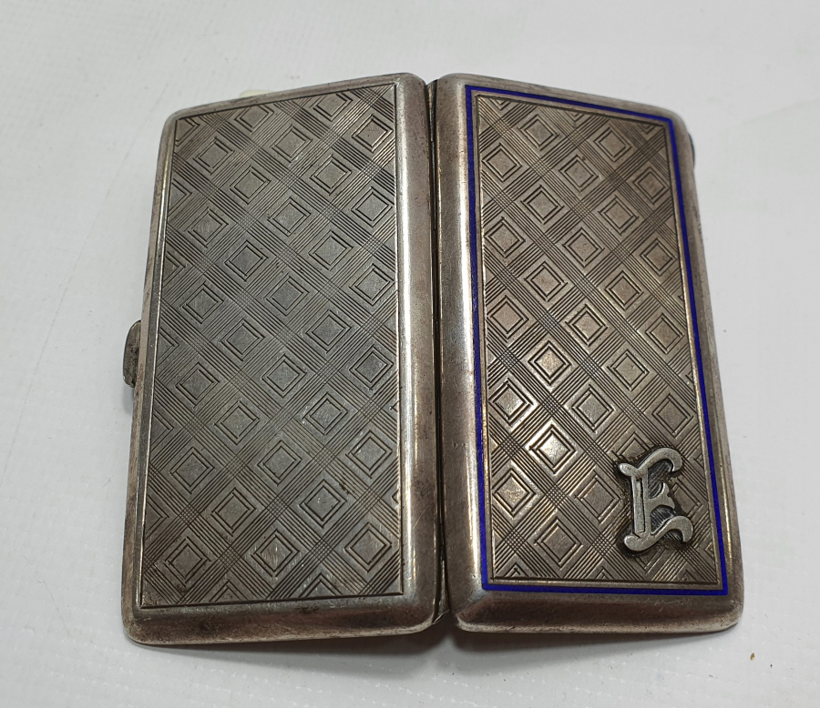 1900 BAŞLARI ÜZERİ E İNSİYALLİ GÜMÜŞ VE MİNELİ TÜTÜN TABAKASI