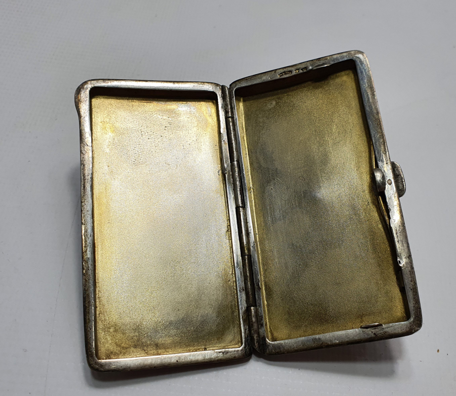 1900 BAŞLARI ÜZERİ E İNSİYALLİ GÜMÜŞ VE MİNELİ TÜTÜN TABAKASI