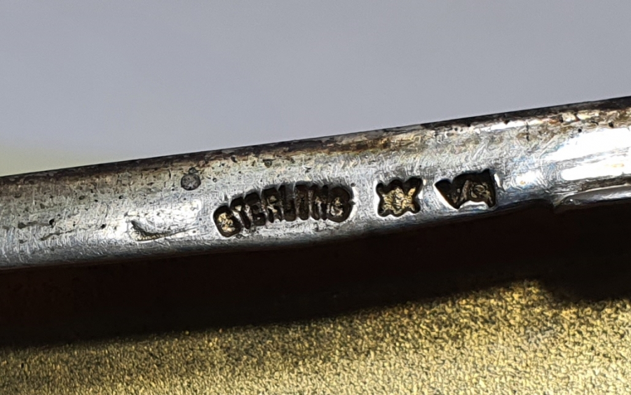 1900 BAŞLARI ÜZERİ E İNSİYALLİ GÜMÜŞ VE MİNELİ TÜTÜN TABAKASI