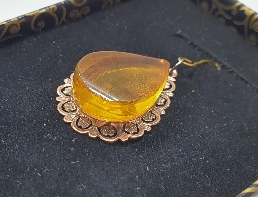 DAMLA KEHRİBARDAN YAPILMIŞ TESTERE İŞÇİLİKLİ ÖZEL YAPIM ALTIN KOLYE