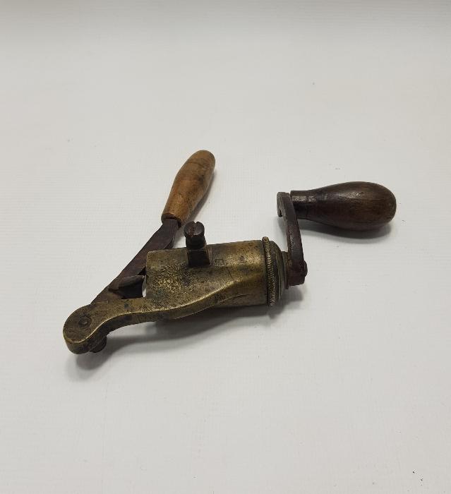 OSMANLIDA AVCILIK; FİŞEK SIKIŞTIRMA ALETİ 