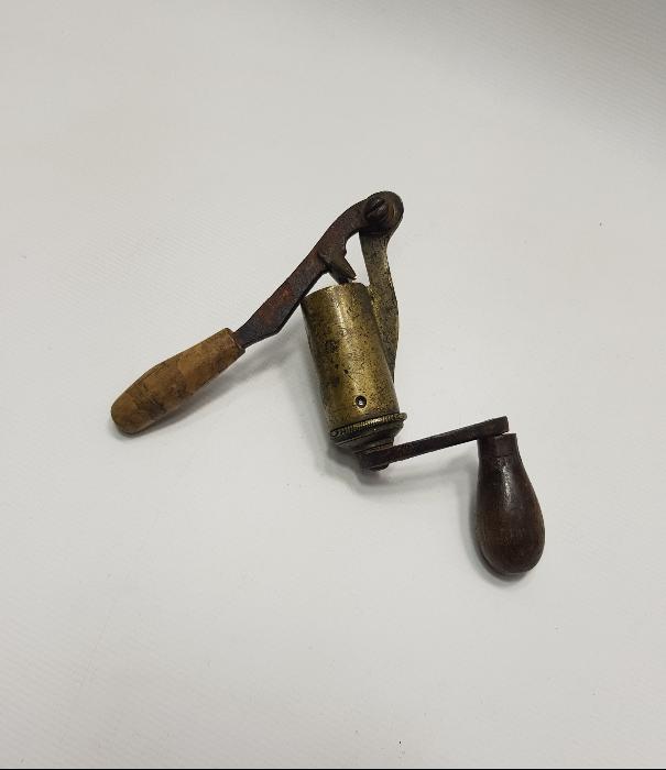 OSMANLIDA AVCILIK; FİŞEK SIKIŞTIRMA ALETİ 