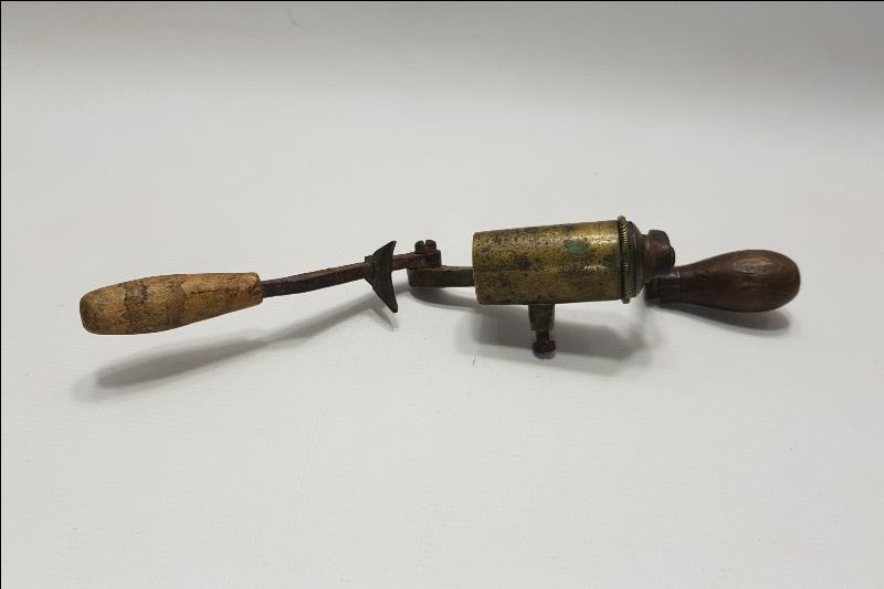 OSMANLIDA AVCILIK; FİŞEK SIKIŞTIRMA ALETİ 