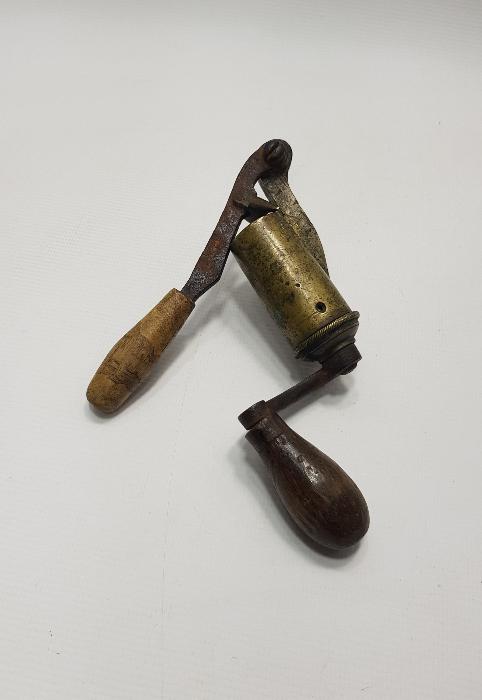 OSMANLIDA AVCILIK; FİŞEK SIKIŞTIRMA ALETİ 