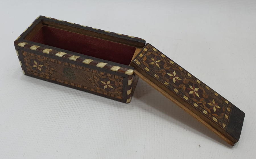 ÜZERİNDE OSMANLI DEVLET ARMASI BULUNAN MARKÜTERİ İŞÇİLİKLİ NADİR AHŞAP KUTU