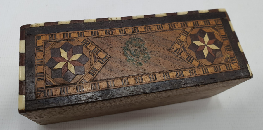 ÜZERİNDE OSMANLI DEVLET ARMASI BULUNAN MARKÜTERİ İŞÇİLİKLİ NADİR AHŞAP KUTU