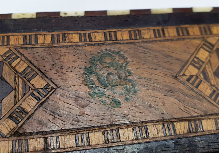 ÜZERİNDE OSMANLI DEVLET ARMASI BULUNAN MARKÜTERİ İŞÇİLİKLİ NADİR AHŞAP KUTU