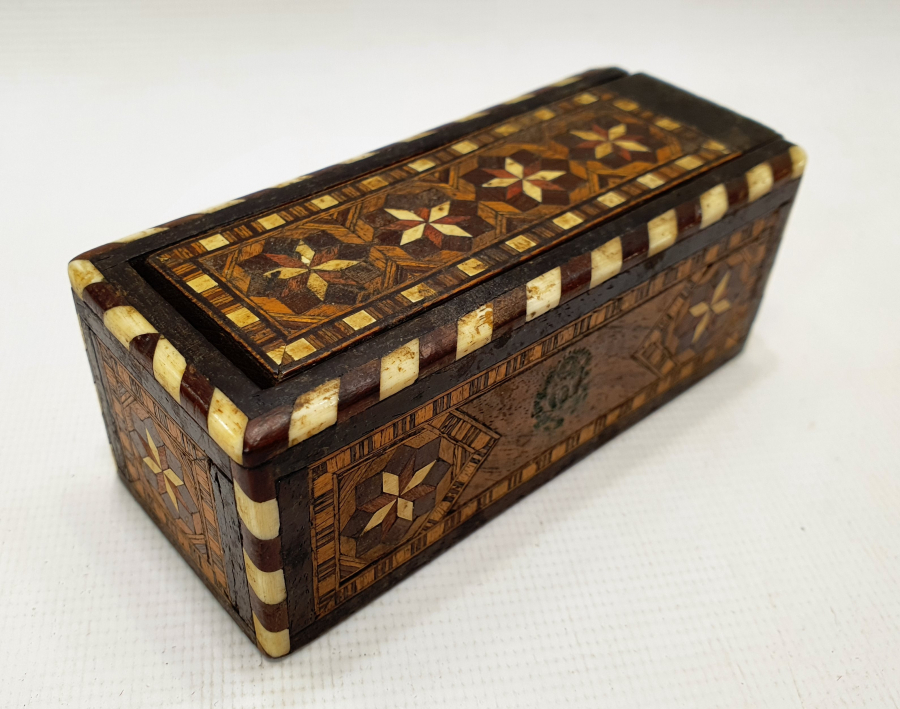 ÜZERİNDE OSMANLI DEVLET ARMASI BULUNAN MARKÜTERİ İŞÇİLİKLİ NADİR AHŞAP KUTU