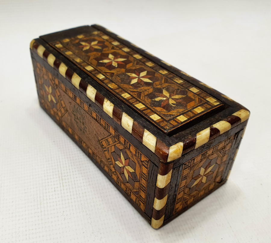 ÜZERİNDE OSMANLI DEVLET ARMASI BULUNAN MARKÜTERİ İŞÇİLİKLİ NADİR AHŞAP KUTU