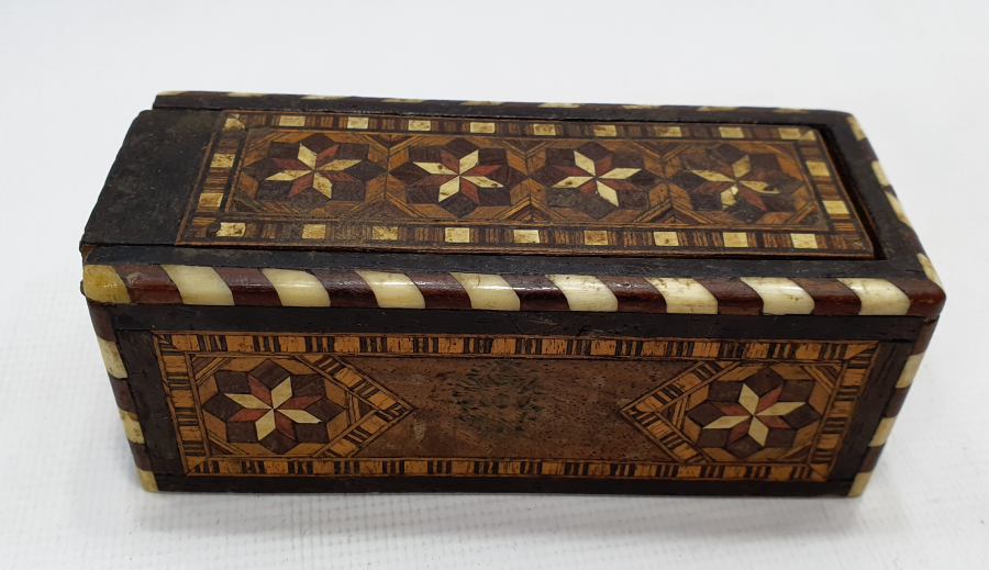 ÜZERİNDE OSMANLI DEVLET ARMASI BULUNAN MARKÜTERİ İŞÇİLİKLİ NADİR AHŞAP KUTU