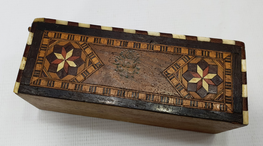 ÜZERİNDE OSMANLI DEVLET ARMASI BULUNAN MARKÜTERİ İŞÇİLİKLİ NADİR AHŞAP KUTU