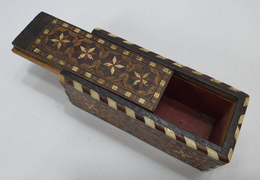 ÜZERİNDE OSMANLI DEVLET ARMASI BULUNAN MARKÜTERİ İŞÇİLİKLİ NADİR AHŞAP KUTU