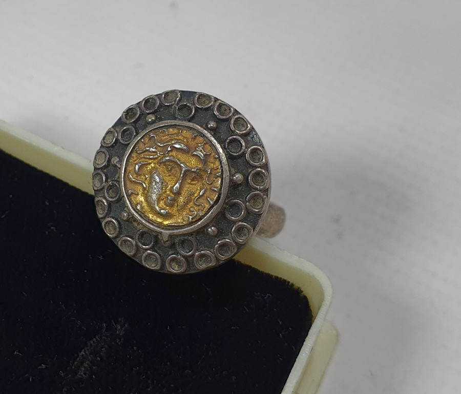 ÜZERİNDE ZEUGMA BULUNAN GÜMÜŞ YÜZÜK