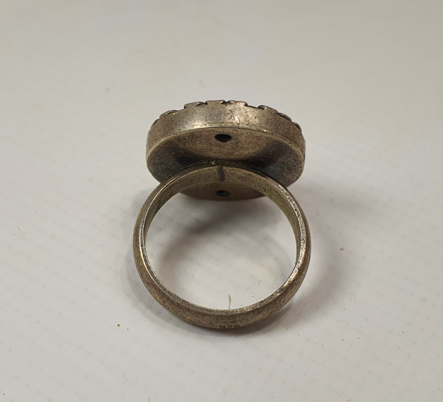 ÜZERİNDE ZEUGMA BULUNAN GÜMÜŞ YÜZÜK