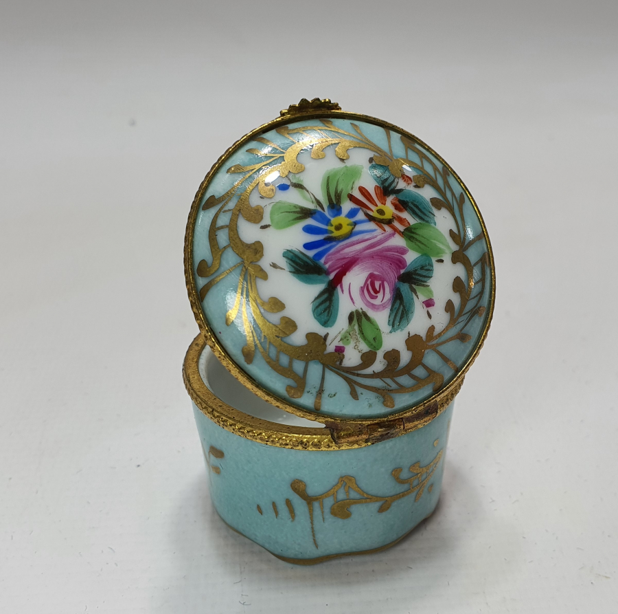 1900 BAŞLARI ÜZERİ EL BOYAMA LİMOGESS KUTU