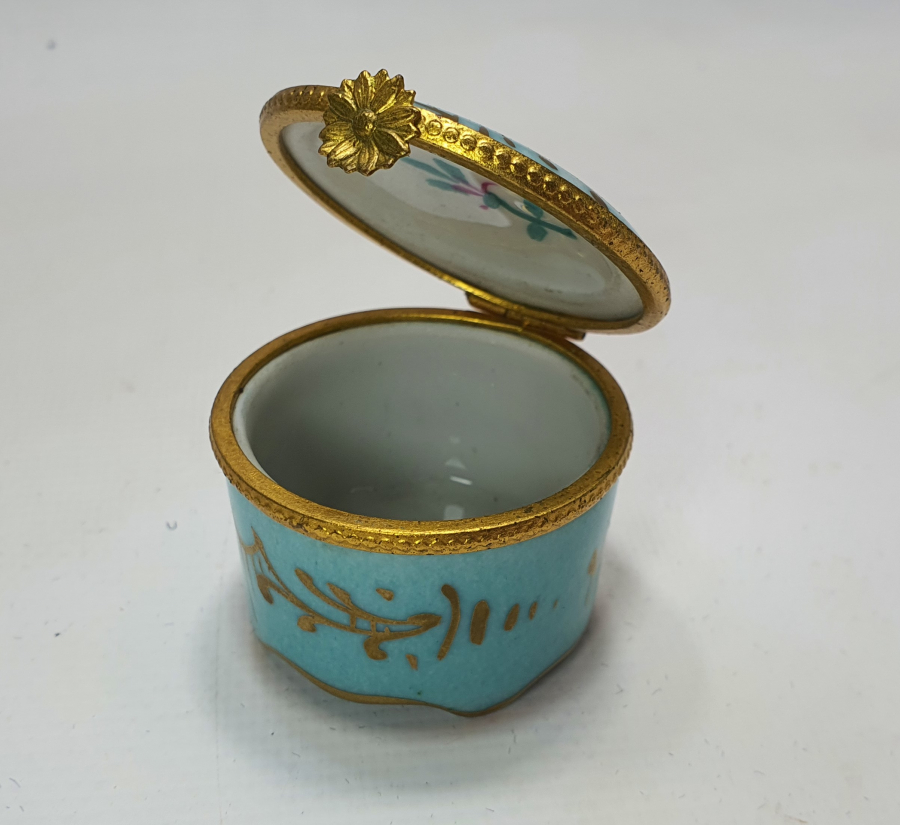 1900 BAŞLARI ÜZERİ EL BOYAMA LİMOGESS KUTU