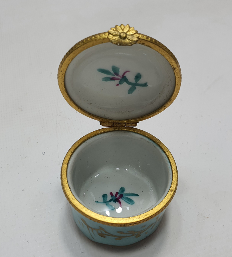 1900 BAŞLARI ÜZERİ EL BOYAMA LİMOGESS KUTU