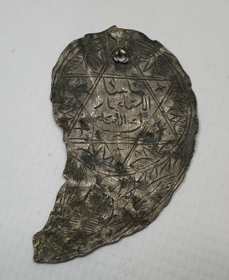 OSMANLI DÖNEMİ ÜZERİNDE DUA VE EBCEDLER BULUNAN VAV HARFİ FORMUNDA GÜMÜŞ TILSIM