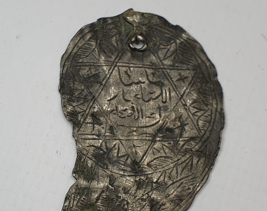 OSMANLI DÖNEMİ ÜZERİNDE DUA VE EBCEDLER BULUNAN VAV HARFİ FORMUNDA GÜMÜŞ TILSIM