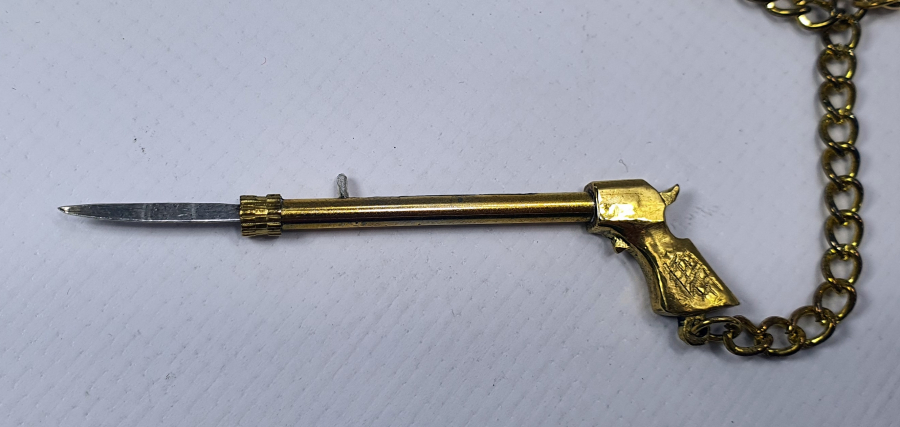 SALLAMASINDA BIÇAK OLAN CEP SAATİ KÖSTEĞİ